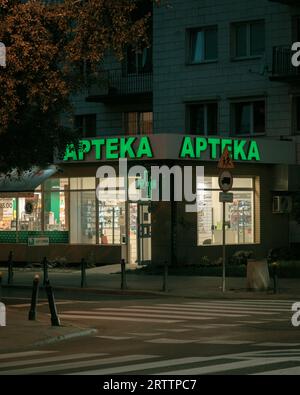 Cartello della farmacia Apteka di notte a Powiśle, Varsavia, Polonia Foto Stock