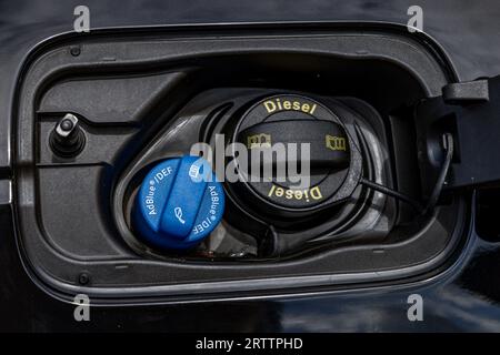 Errore di infusione di carburante AdBlue nel sistema adblue della vettura Foto Stock