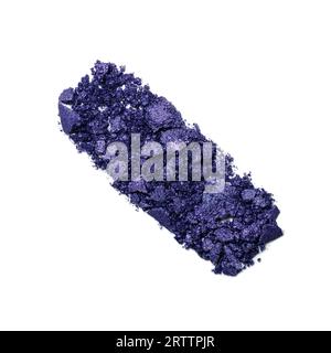 Campione di ombre a occhi violetti isolato su bianco. Texture dell'ombra degli occhi viola schiacciata. Foto Stock