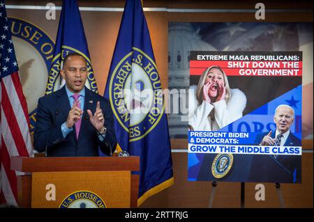 Washington, Stati Uniti. 14 settembre 2023. Il leader della minoranza della camera degli Stati Uniti Hakeem Jeffries (Democratico di New York) tiene il suo briefing settimanale presso il Campidoglio degli Stati Uniti a Washington, DC, USA, giovedì 14 settembre, 2023. foto di Rod Lamkey/CNP/ABACAPRESS.COM credito: abaca Press/Alamy Live News Foto Stock