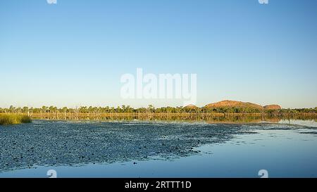 Vista serale sulla laguna di Lily Creek fino a Elephant Rock, Kununurra, Australia Occidentale Foto Stock