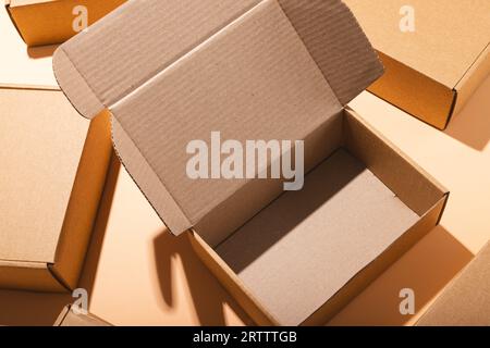 Aprire la scatola, le caselle e lo spazio di copia su sfondo crema Foto Stock