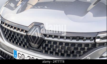 Bordeaux , Francia - 09 04 2023 : logo Renault auto marchio e segno di testo veicolo moderno ev di fabbricazione francese Foto Stock