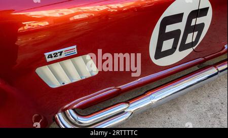 Bordeaux , Francia - 09 04 2023 : AC Cobra 427 logo ford sport car marchio laterale e cartello con scarico auto da corsa vintage Foto Stock