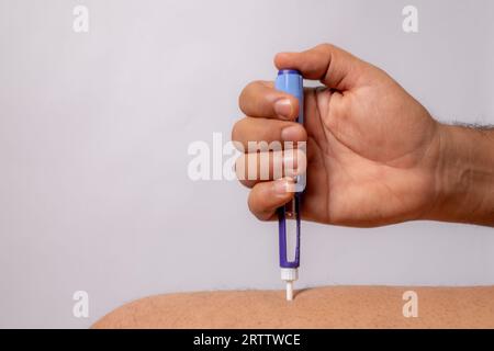 foto dell'iniezione di penna diabetica sulla pelle Foto Stock