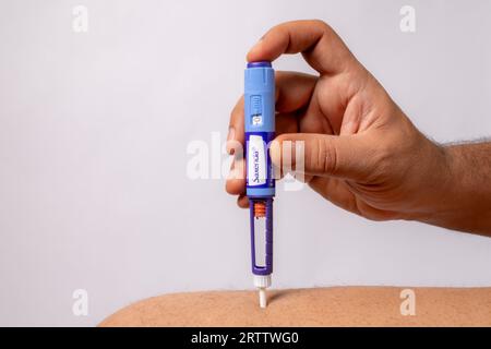 foto dell'iniezione di penna diabetica sulla pelle Foto Stock