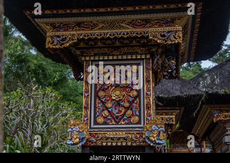 Un santuario balinese decorato con colori nel tempio "pura Tirta Empul" Foto Stock