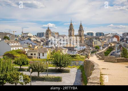 Lugo, Spagna, 6 settembre 2023: Vista sul paesaggio urbano di Lugo, con mura fortificate romane e cattedrale Foto Stock