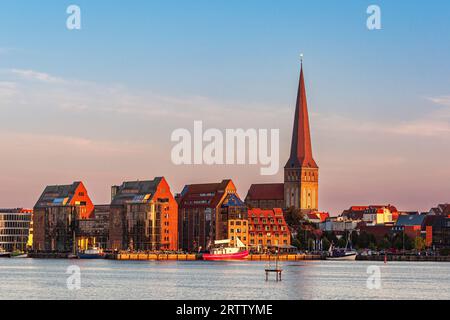 Vista sul fiume Warnow fino alla città anseatica di Rostock in serata. Foto Stock