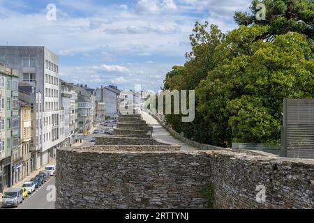 Lugo, Spagna, 6 settembre 2023: Vista sulle antiche mura romane che circondano la città lungo il camino primitivo Foto Stock