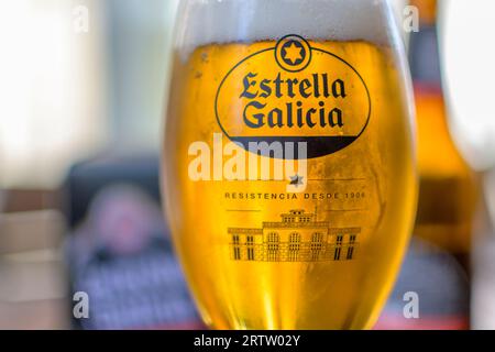 Lugo, Spagna, 6 settembre 2023: Illustrativo Editoriale: Primo piano del bicchiere di birra Estrella Galicia Foto Stock