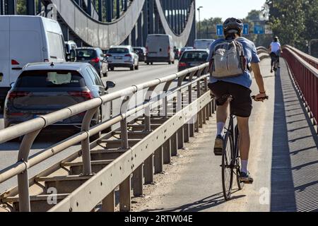 Ciclisti sui ponti dell'Elba di Amburgo Foto Stock