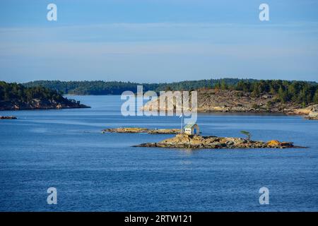 Una piccola casa su un'isola rocciosa nell'arcipelago di Stoccolma Foto Stock