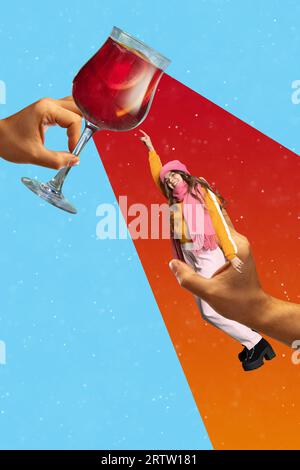 Poster. Collage d'arte contemporanea. Arte creativa moderna. Mani che reggono un bicchiere di VIN brulé, gluhwein e abiti invernali. Ad Foto Stock