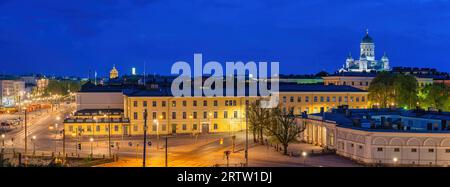 Helsinki Finlandia, panorama notturno dello skyline della città presso la Cattedrale di Helsinki e la Piazza del mercato Foto Stock