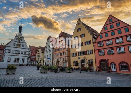 Rothenburg ob der Tauber Germania, skyline della città all'alba in Marktplatz Market Square, la città sulla strada romantica della Germania Foto Stock