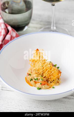 Gamberi fritti di tigre avvolti in kataifi. gamberetti jumbo avvolti in kadayif Foto Stock