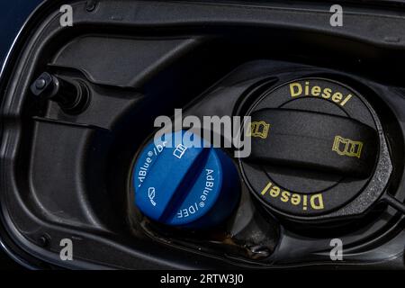 Errore di infusione di carburante AdBlue nel sistema adblue della vettura Foto Stock