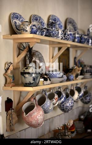 Collezione principalmente di porcellane blu e bianche in una cucina di campagna, Regno Unito. Foto Stock