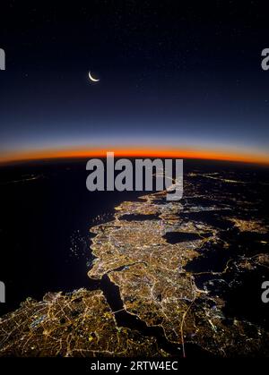 Vista di Istanbul, del Bosforo, del mare di Marmara e del paesaggio lunare dall'aereo di notte Foto Stock