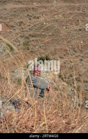 30 novembre 2022. Tehri Garhwal, Uttarakhand India. Garhwali man in mezzo alla campagna montuosa di Uttarakhand, che mostra l'indigeno Garhwali cu Foto Stock