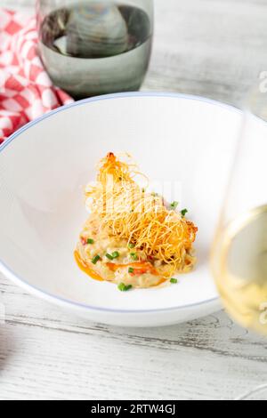 Gamberi fritti di tigre avvolti in kataifi. gamberetti jumbo avvolti in kadayif Foto Stock