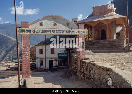 30 novembre 2022. Tehri Garhwal, Uttarakhand India. Un cancello d'ingresso al villaggio nel Garhwal Himalaya di Uttarakhand, adornato da un messaggio di benvenuto hindi Foto Stock