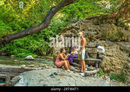 Le famiglie si bagnano nelle sorgenti termali e sulfuree di Lu Vurghe vicino ad Acquasanta Terme. Provincia di Ascoli Piceno, regione Marche Foto Stock