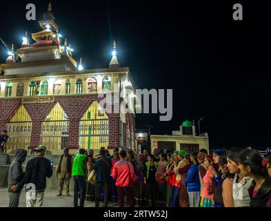 30 novembre 2022. Tehri Garhwal, Uttarakhand India. La gente del posto di Garhwali in vibrante abbigliamento tradizionale danzano con i ritmi della musica tradizionale, tra cui Foto Stock