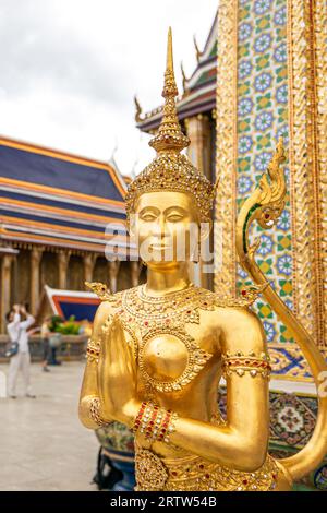 Un gruppo di turisti visiterà l'antico tempio dorato di Wat Phra Kaew o il Grand Palace, una delle principali attrazioni turistiche dell'Asia. Bangkok, Thailandia. Foto Stock