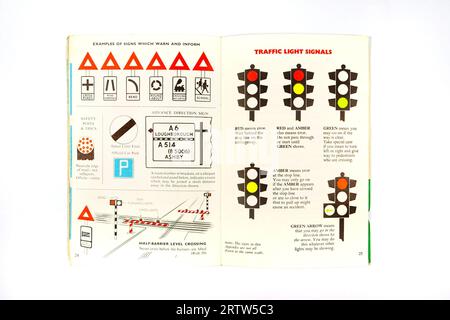 All'interno delle pagine opuscoli di codici autostradali HMSO vintage uk con indicazioni stradali e semafori Foto Stock