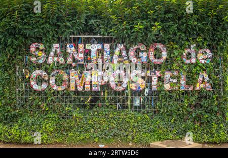 Santiago de Compostela, Spagna, 11 settembre 2023: Vista sull'insegna d'ingresso della città di Santiago de Compostela in Galizia, Spagna. Foto Stock