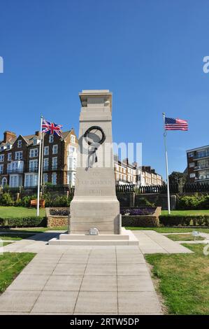 Memoriale di guerra con bandiere britanniche e americane, Reis Leming Way, Cliff Parade, Hunstanton, Norfolk, Inghilterra, Regno Unito Foto Stock