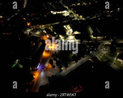 Una vista aerea delle case residenziali illuminate dalle luci della città di notte Foto Stock