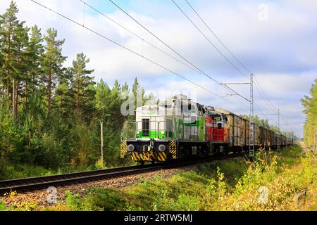 Due locomotive diesel VR Group Classe Dv12, n. 2618 e 2529 sul treno merci anteriore in direzione di Tammisaari. Raasepori, Finlandia. 8 settembre 2023 Foto Stock