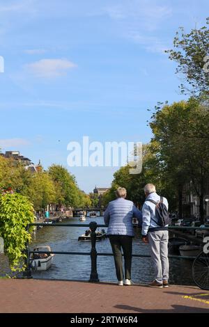 Amsterdam. I turisti anziani apprezzano la vista di Amsterdam. Foto Stock