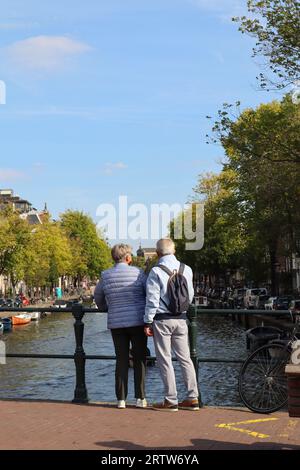 Amsterdam. I turisti anziani apprezzano la vista di Amsterdam. Foto Stock