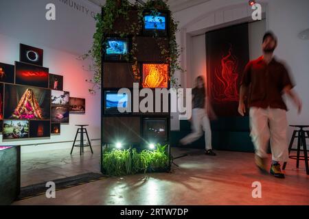 Londra, Regno Unito. 15 settembre 2023. Membri dello staff di "Maya: La nascita di un supereroe", di Poulomi Basu e CJ Clarke, un'esperienza coinvolgente di installazione e realtà virtuale. È una delle cinque installazioni commissionate dalla V&A A South Kensington come parte del London Design Festival 2023 che va dal 16 al 24 settembre. Crediti: Stephen Chung / Alamy Live News Foto Stock