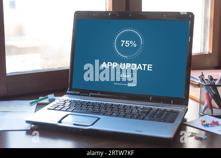 Schermo del laptop che visualizza un concetto di aggiornamento delle applicazioni Foto Stock