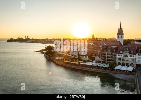 Tramonto panoramico su Friedrichshafen presso il lago di Costanza nella Germania meridionale Foto Stock
