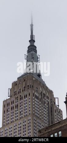 Una scena eterea dell'Empire State Building, avvolta da una nebbia nebbiosa Foto Stock