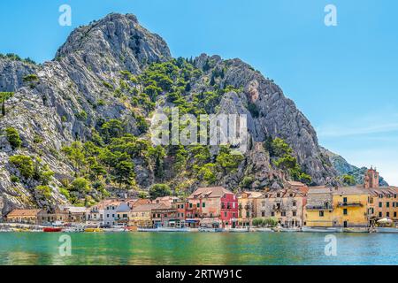 Vista panoramica della città vecchia di Omis in Croazia con il mare Adriatico e le montagne con alberi di pino sullo sfondo Foto Stock