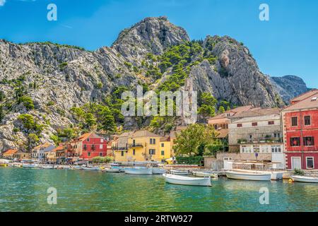 Vista panoramica della città vecchia di Omis in Croazia con il mare Adriatico e le montagne con alberi di pino sullo sfondo Foto Stock
