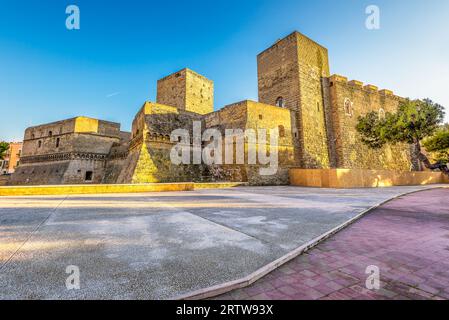 Vista panoramica del castello Svevo di Bari in Puglia, in Italia, con la luce dorata del tramonto Foto Stock