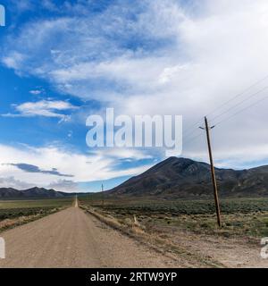 Una strada sterrata all'uscita dell'autostrada 50 nel deserto del Nevada centrale. Foto Stock