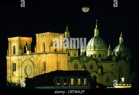 Luna equatore sopra la cattedrale di Cuenca Foto Stock
