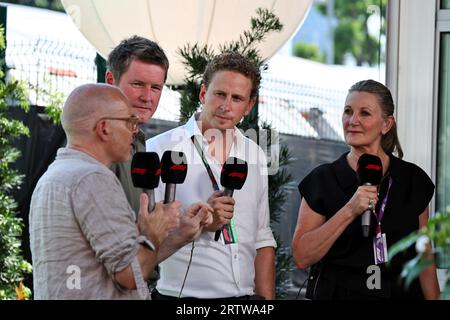 Singapore, Singapore. 15 settembre 2023. (Da L a R): Jacques Villeneuve (CDN); Rob Smedley (GBR) esperto di F1 consulente tecnico; Sam Power (AUS) pilota/esperto di F1 host; Louise Goodman (GBR) Goodman Media. Formula 1 World Championship, Rd 16, Gran Premio di Singapore, venerdì 15 settembre 2023. Circuito di Marina Bay Street, Singapore. Crediti: James Moy/Alamy Live News Foto Stock