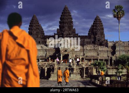 Ombra su Angkor Wat, monaci Foto Stock