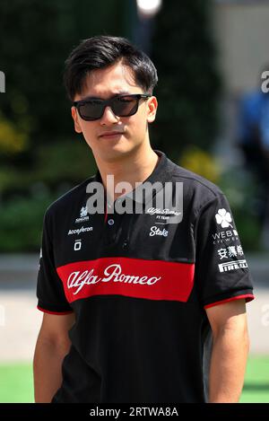 Singapore, Singapore. 15 settembre 2023. Zhou Guanyu (CHN) Alfa Romeo F1 Team. Formula 1 World Championship, Rd 16, Gran Premio di Singapore, venerdì 15 settembre 2023. Circuito di Marina Bay Street, Singapore. Crediti: James Moy/Alamy Live News Foto Stock