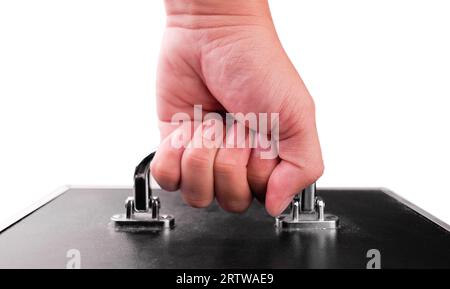 Primo piano di una mano che regge una valigetta su uno sfondo bianco, mano che regge una valigia. Foto Stock